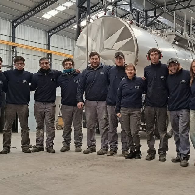 Equipo industrial con indumentaria de trabajo personalizada